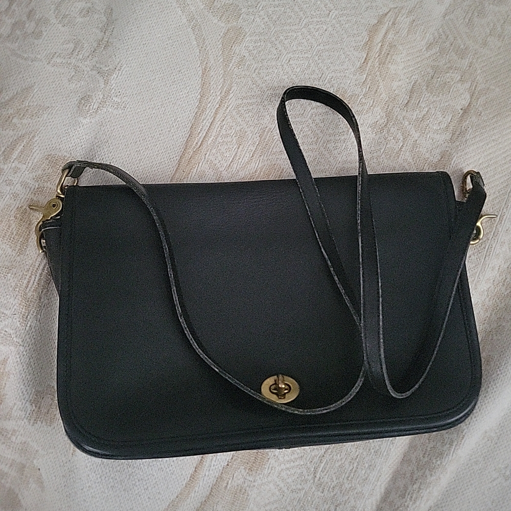Coach Vintage Black Leather Penny Crossbody Handbag Turnlock Strap 039-5023 USA
